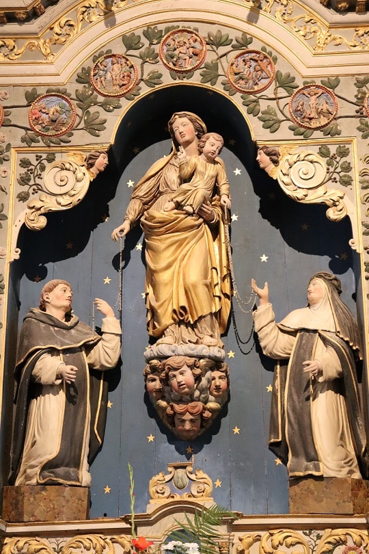 Zoom sur le retable du Rosaire de l'église de Pleyben