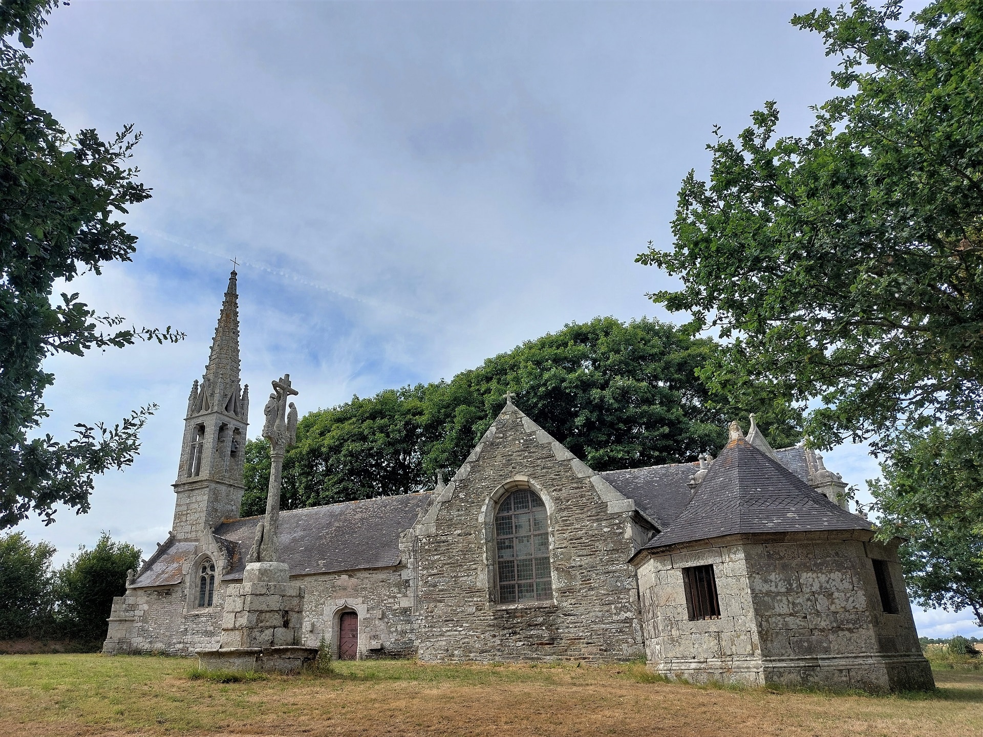 Chapelle_Notre-Dame de Tréguron Gouezec : vue sur l'ensemble de l'édifice