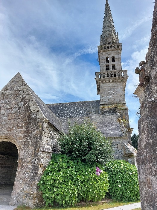 Vue sur le clocher de l'église Saint-Pierre au coeur du bourg de Gouézec