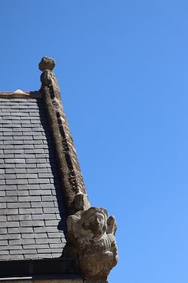 Détail de l'église Saint-Blaise au Cloître-Pleyben : ange sculpté