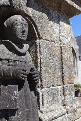 Statue en granite du calvaire de l'église Saint-Blaise du Cloître-Pleyben