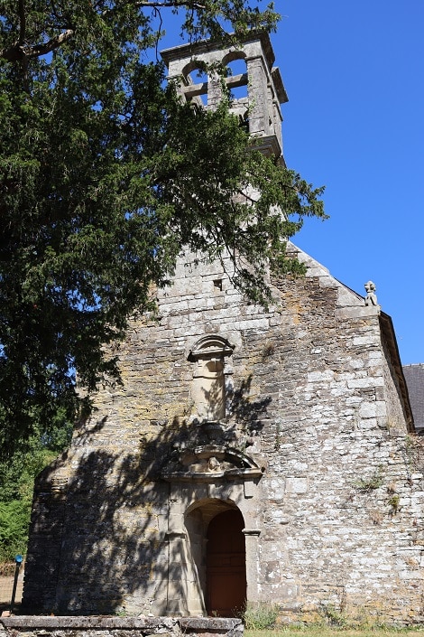 Vue sur le porche ouest de l'ancienne église paroissiale Saint-They au Vieux-Bourg de Lothey