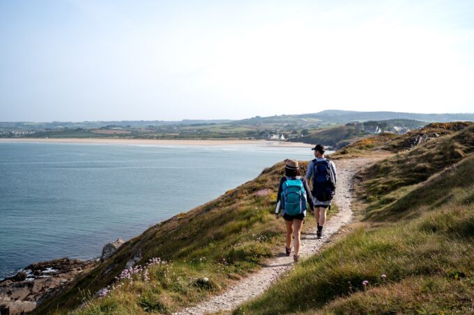 Finistère Wanderung Spaziergänge Menez-Hom. Zwei Wanderer wandern auf dem GR 34 in Plomodiern