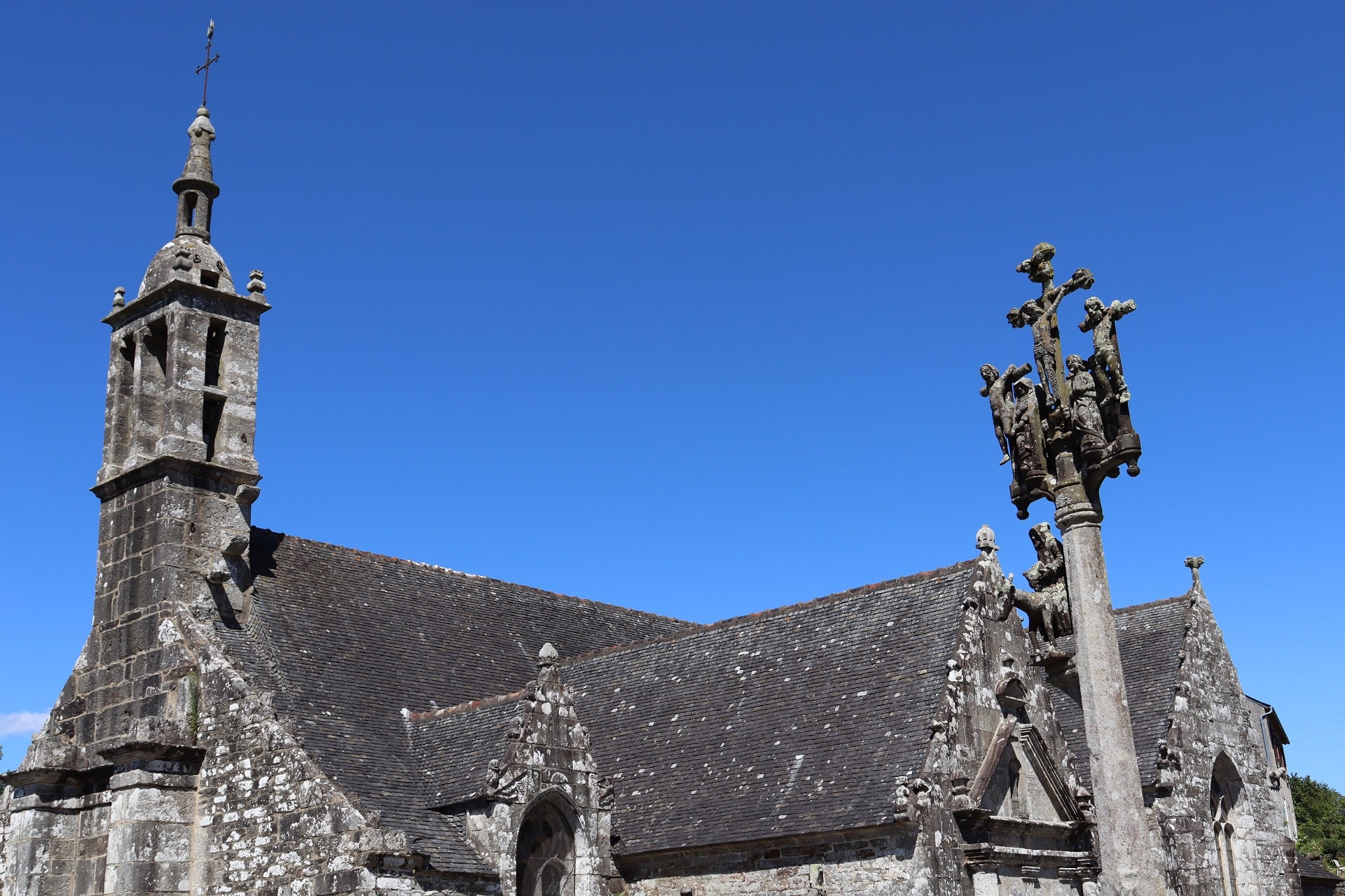 Lannédern : sur fond de ciel bleu, vue sur l'église Saint-Edern