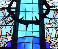 Zoom sur un vitrail de Fédorenko en la chapelle saint Maudez en Lennon