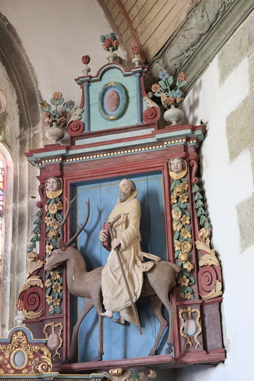 Statue en bois polychrOme de saint Edern, sur son cerf