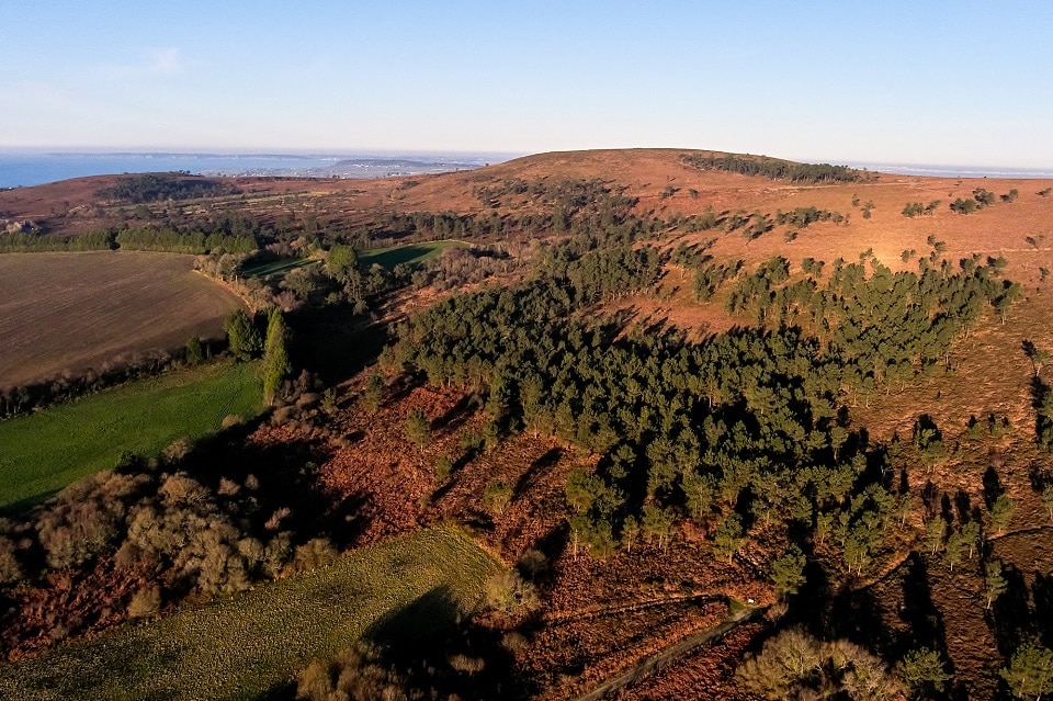 Vue sur la montagne du Menez-Hom en drone, l'automne