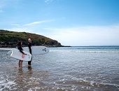 Couple en bord de la baie de Douarnenez, s'apprêtant à faire du surf